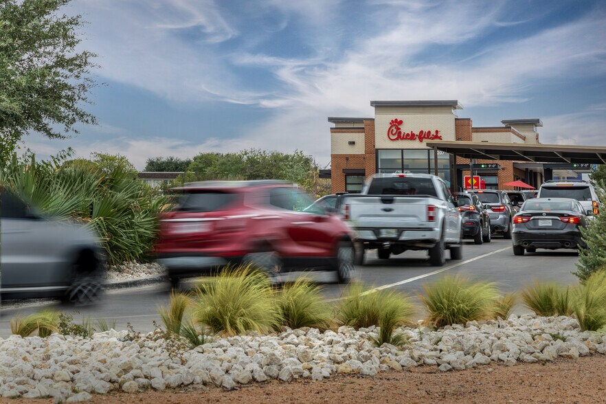 2205 Veterans Blvd, Del Rio, TX à louer - Photo du bâtiment - Image 3 de 10