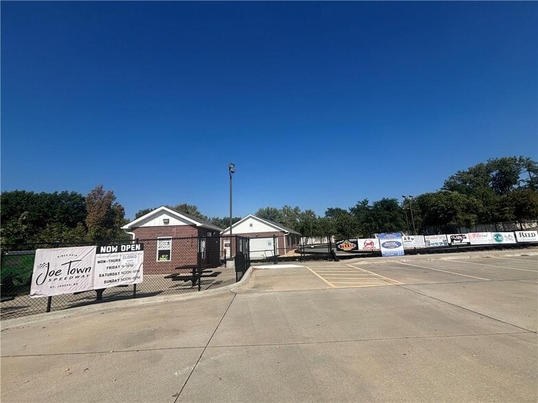 5328 N Belt Hwy, Saint Joseph, MO à vendre - Photo du bâtiment - Image 2 de 5