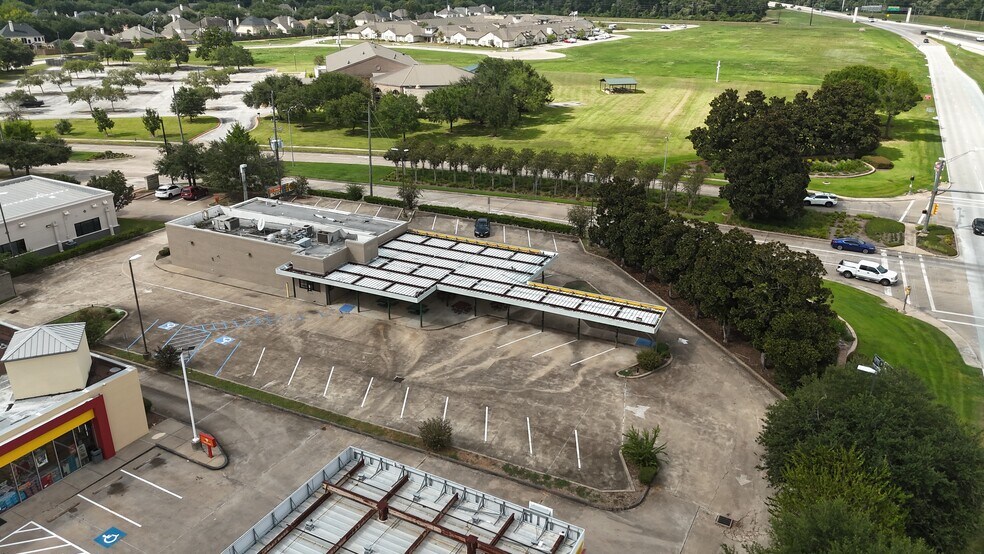 16710 W Grand Pky S, Sugar Land, TX à louer - Photo du bâtiment - Image 2 de 5