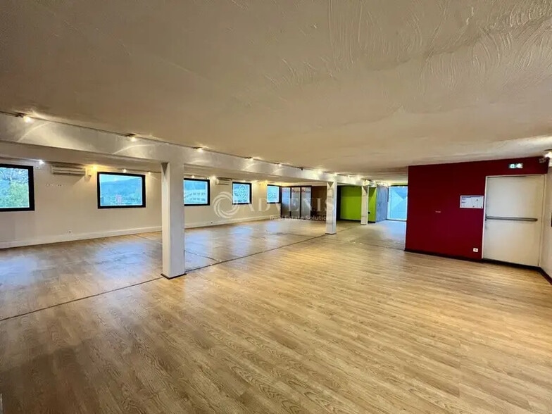 Retail in Franconville for lease - Interior Photo - Image 1 of 6