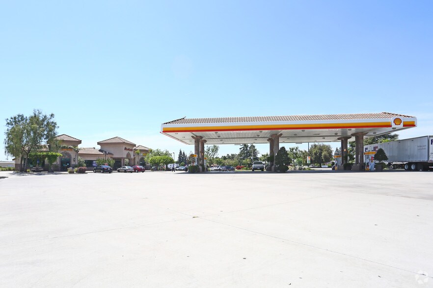 1330 N Plaza Dr, Visalia, CA à louer - Photo du bâtiment - Image 3 de 7