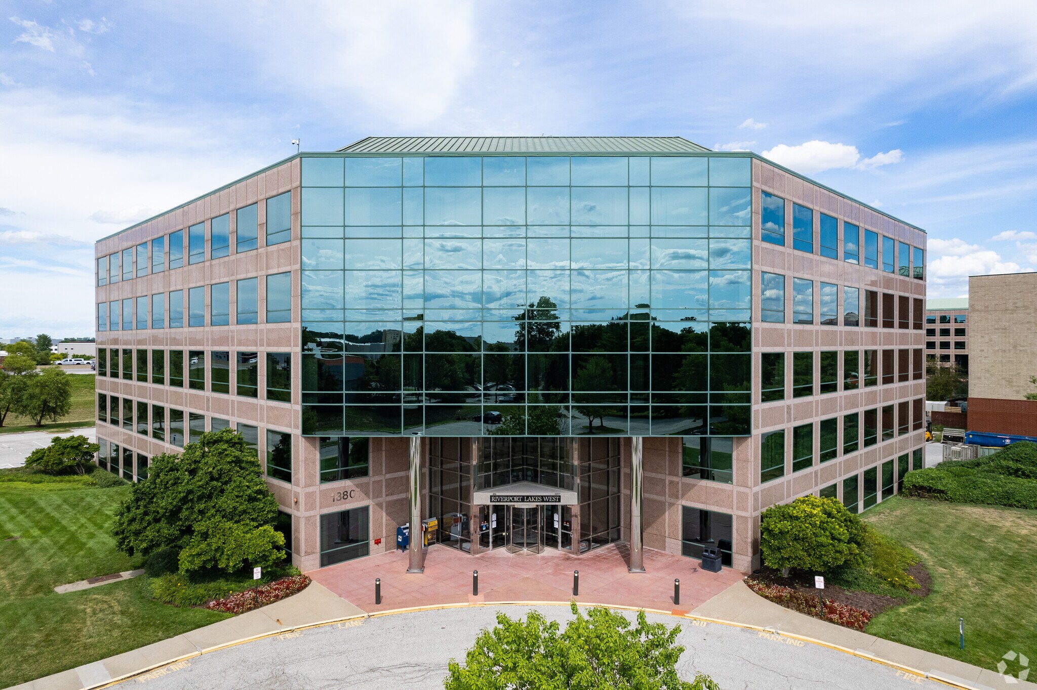13801 Riverport Dr, Maryland Heights, MO à louer Photo du bâtiment- Image 1 de 14