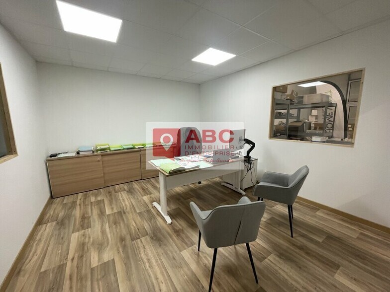 Flex in Vendargues for lease - Interior Photo - Image 3 of 5