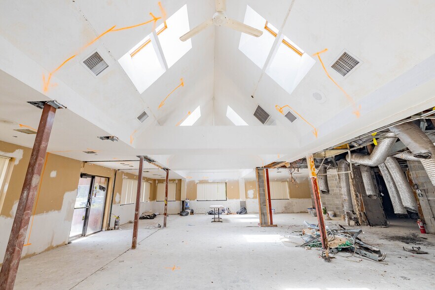 32286 Woodward Ave, Royal Oak, MI à louer - Photo du bâtiment - Image 3 de 6