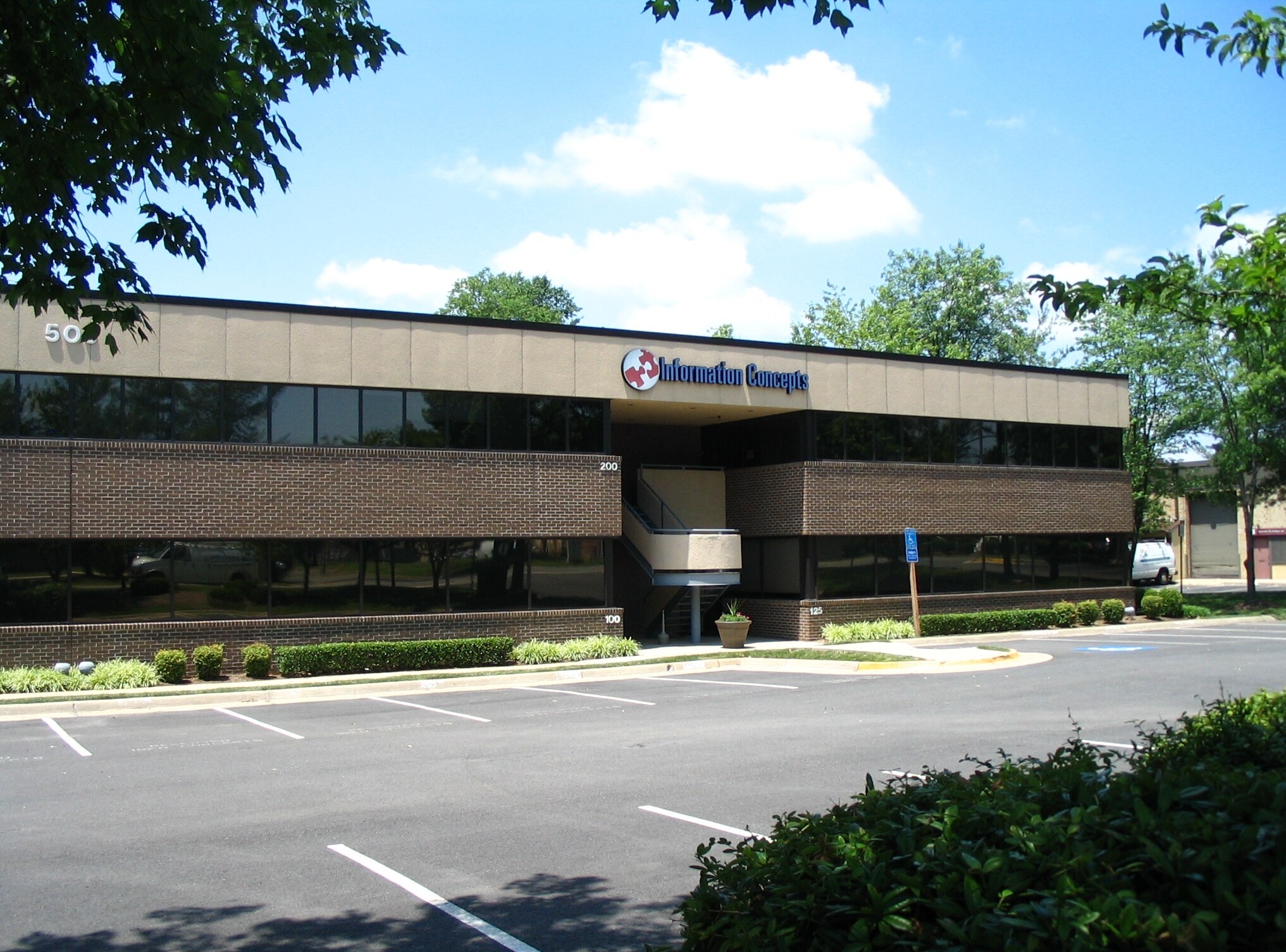 503 Carlisle Dr, Herndon, VA à louer Photo du bâtiment- Image 1 de 34