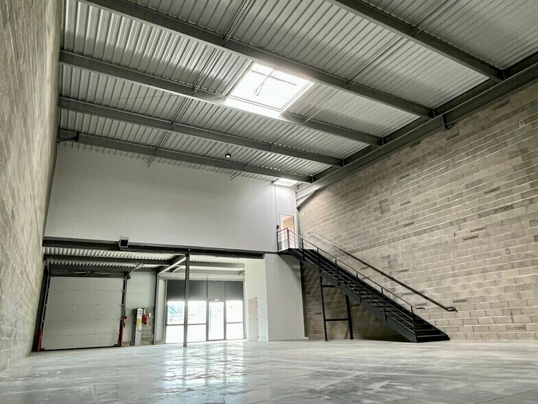 Flex in Le Havre for lease - Interior Photo - Image 2 of 4