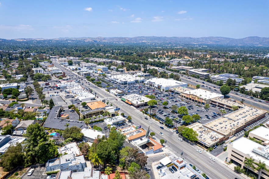 21937 Ventura Blvd, Woodland Hills, CA for lease - Building Photo - Image 2 of 15