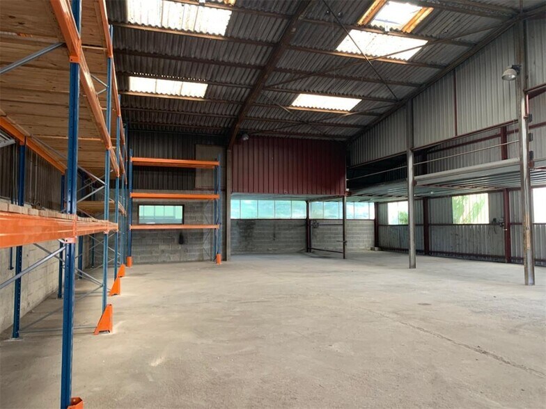 Industrial in Saint-Just for lease - Interior Photo - Image 3 of 7