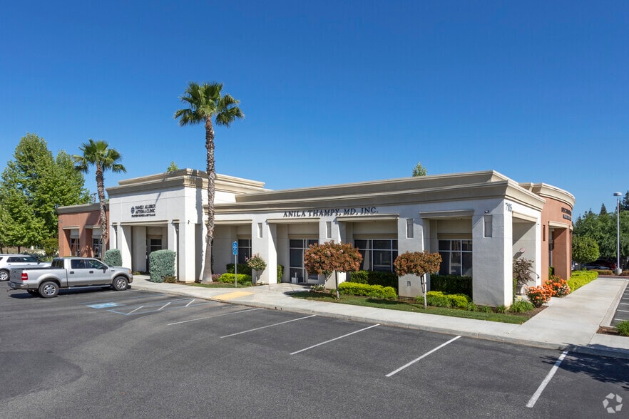 7105 N Chestnut Ave, Fresno, CA for sale - Primary Photo - Image 1 of 4