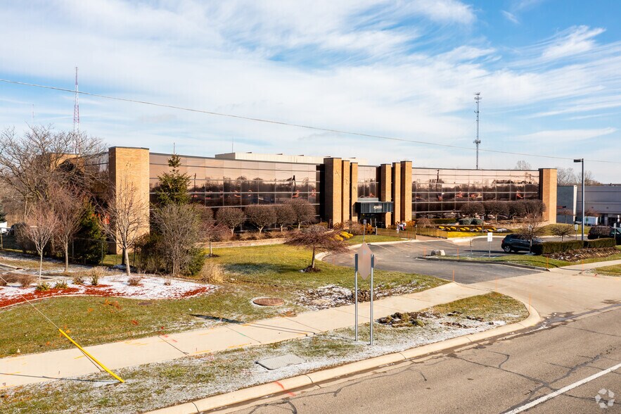 42400 Grand River Ave, Novi, MI à louer - Photo du bâtiment - Image 2 de 6