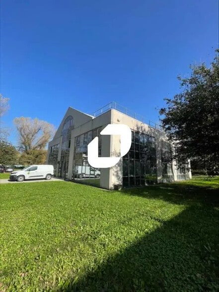 Office in Eybens for lease - Building Photo - Image 2 of 9