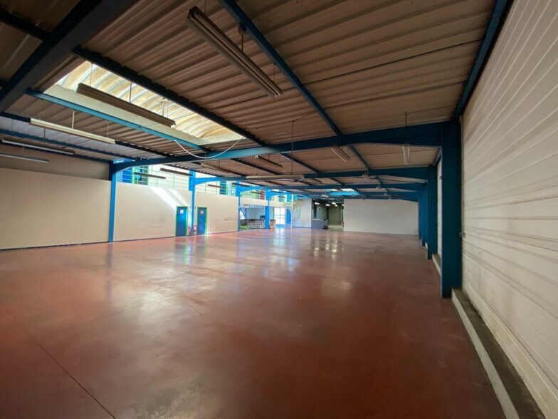 Flex in Longvic for lease - Interior Photo - Image 2 of 2