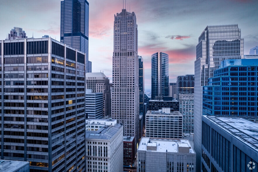 227 W Monroe St, Chicago, IL for lease - Primary Photo - Image 1 of 27