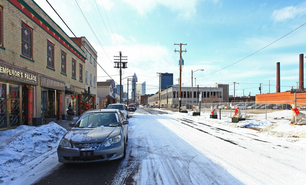 2156 Rockwell Ave, Cleveland, OH à vendre - Photo du bâtiment - Image 2 de 5