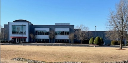 104 Commercial Ave, Mount Olive, NC for lease - Primary Photo - Image 1 of 3