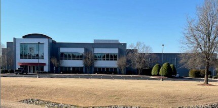 104 Commercial Ave, Mount Olive, NC for lease Primary Photo- Image 1 of 4