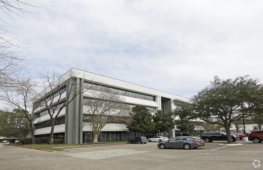 13231 Champion Forest Dr, Houston, TX à louer - Photo du bâtiment - Image 3 de 9