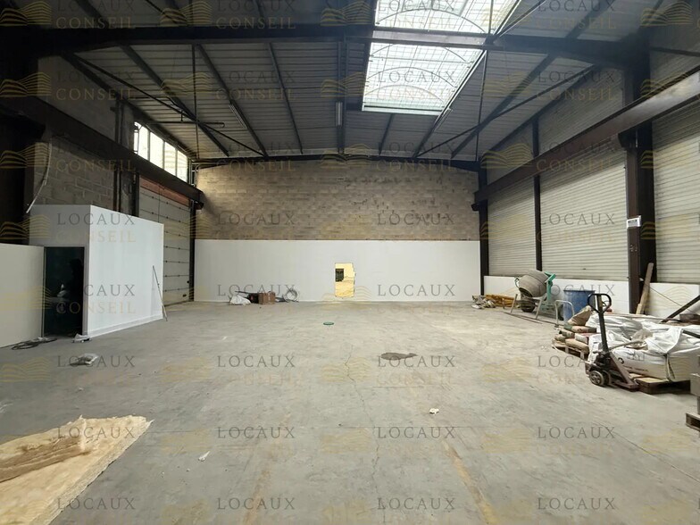 Flex in Le Thillay for lease - Interior Photo - Image 3 of 5