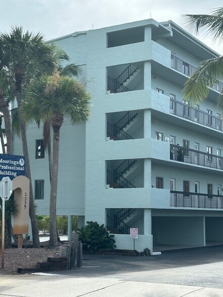 2335 Tamiami Trl N, Naples, FL à louer - Photo du bâtiment - Image 3 de 4