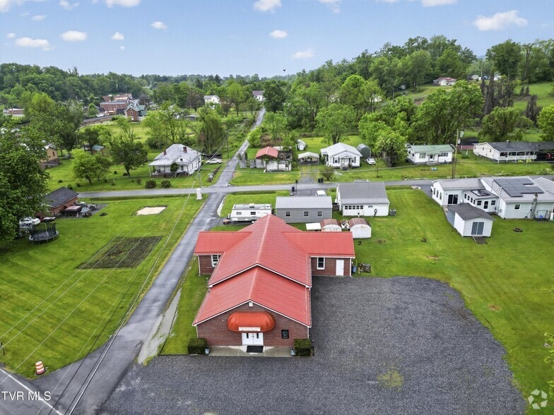 302 Crescent Dr, Glade Spring, VA for sale - Building Photo - Image 3 of 19