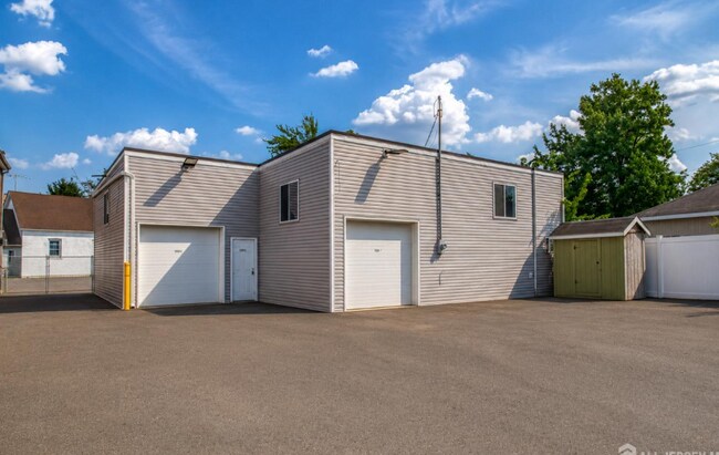 Plus de détails pour 46 N Main St, Milltown, NJ - Commerce de détail à louer