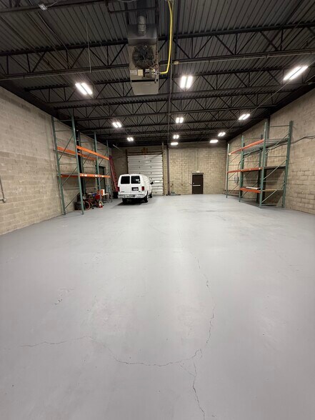 181-191 Remington Blvd, Ronkonkoma, NY à louer - Photo du bâtiment - Image 2 de 18