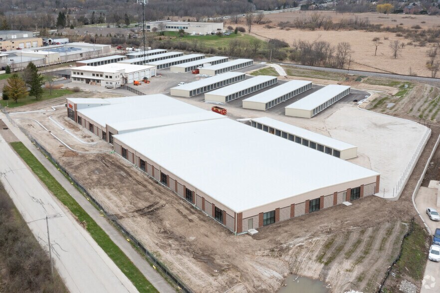 16840 Pheasant Dr, Brookfield, WI à louer - Photo principale - Image 1 de 2