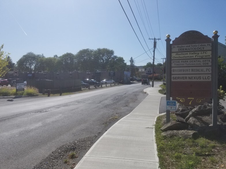 7 Pinewoods Rd, Hyde Park, NY à louer - Photo du bâtiment - Image 3 de 9