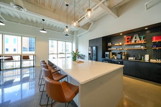 500 E Morehead St, Charlotte, NC à louer Photo du bâtiment- Image 1 de 7