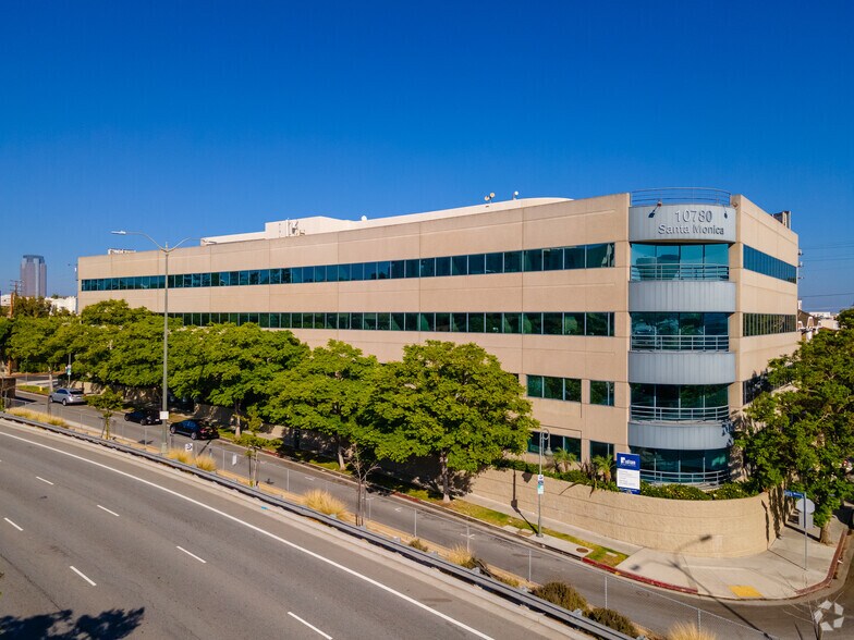 10780 Santa Monica Blvd, Los Angeles, CA à louer - Photo du bâtiment - Image 2 de 8