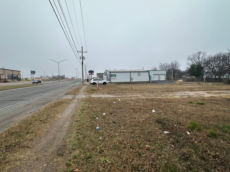820-912 S Wood Dr, Okmulgee, OK for sale - Building Photo - Image 3 of 6