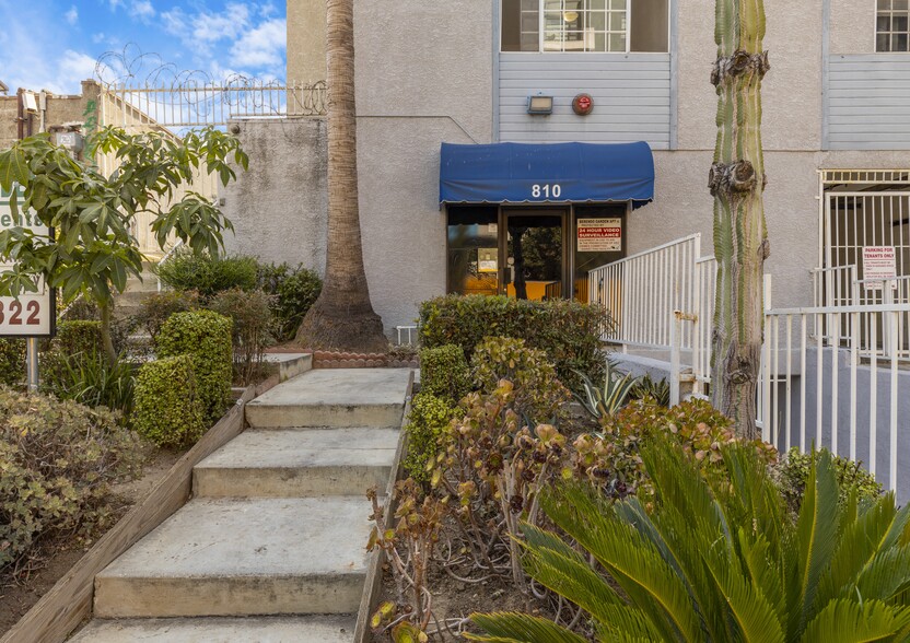 810 S Berendo St, Los Angeles, CA for sale - Building Photo - Image 3 of 12