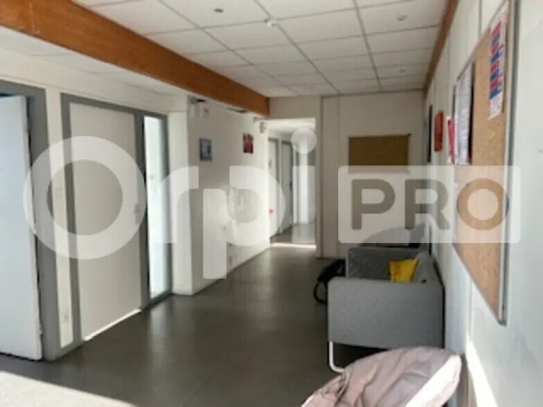 Office in Villefranche-sur-Saône for lease - Interior Photo - Image 2 of 8