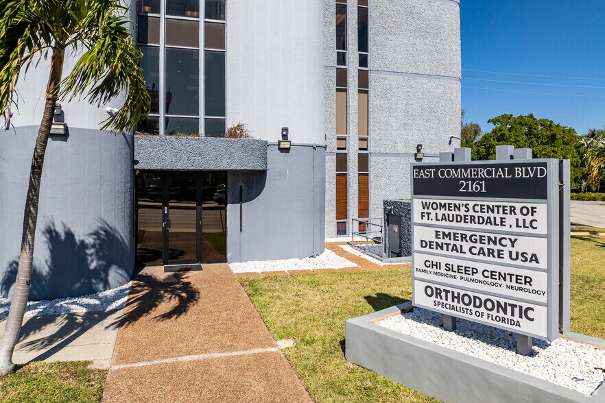 2161 E Commercial Blvd, Fort Lauderdale, FL à louer - Photo du bâtiment - Image 3 de 12