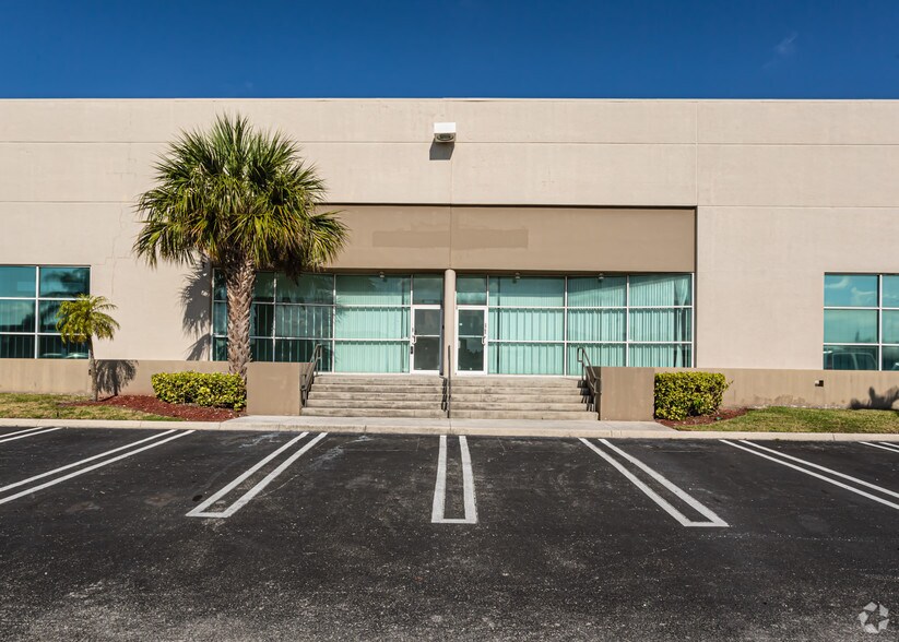 7501-7521 NW 52nd St, Miami, FL à louer - Photo du bâtiment - Image 3 de 32