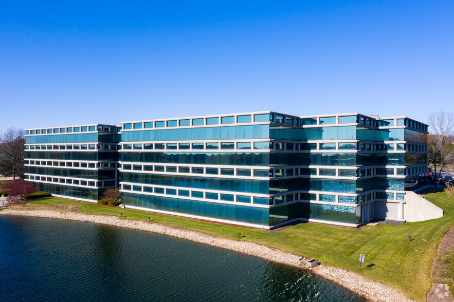 2801 Lakeside Dr, Bannockburn, IL à louer - Photo du bâtiment - Image 1 de 6