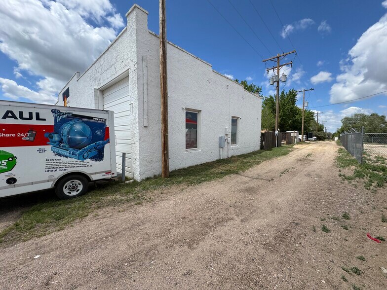 305 Central Ave, Wiggins, CO à vendre - Photo du bâtiment - Image 3 de 20