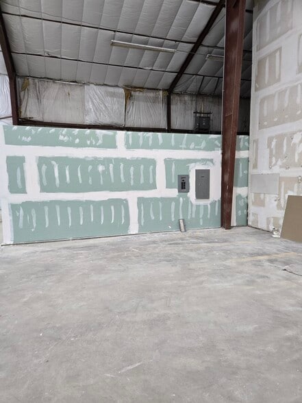 181-185 Sabre Dr, Sebring, FL for lease - Building Photo - Image 2 of 13