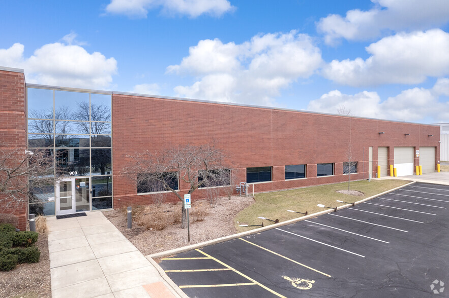 909 Asbury Dr, Buffalo Grove, IL for lease - Building Photo - Image 2 of 6