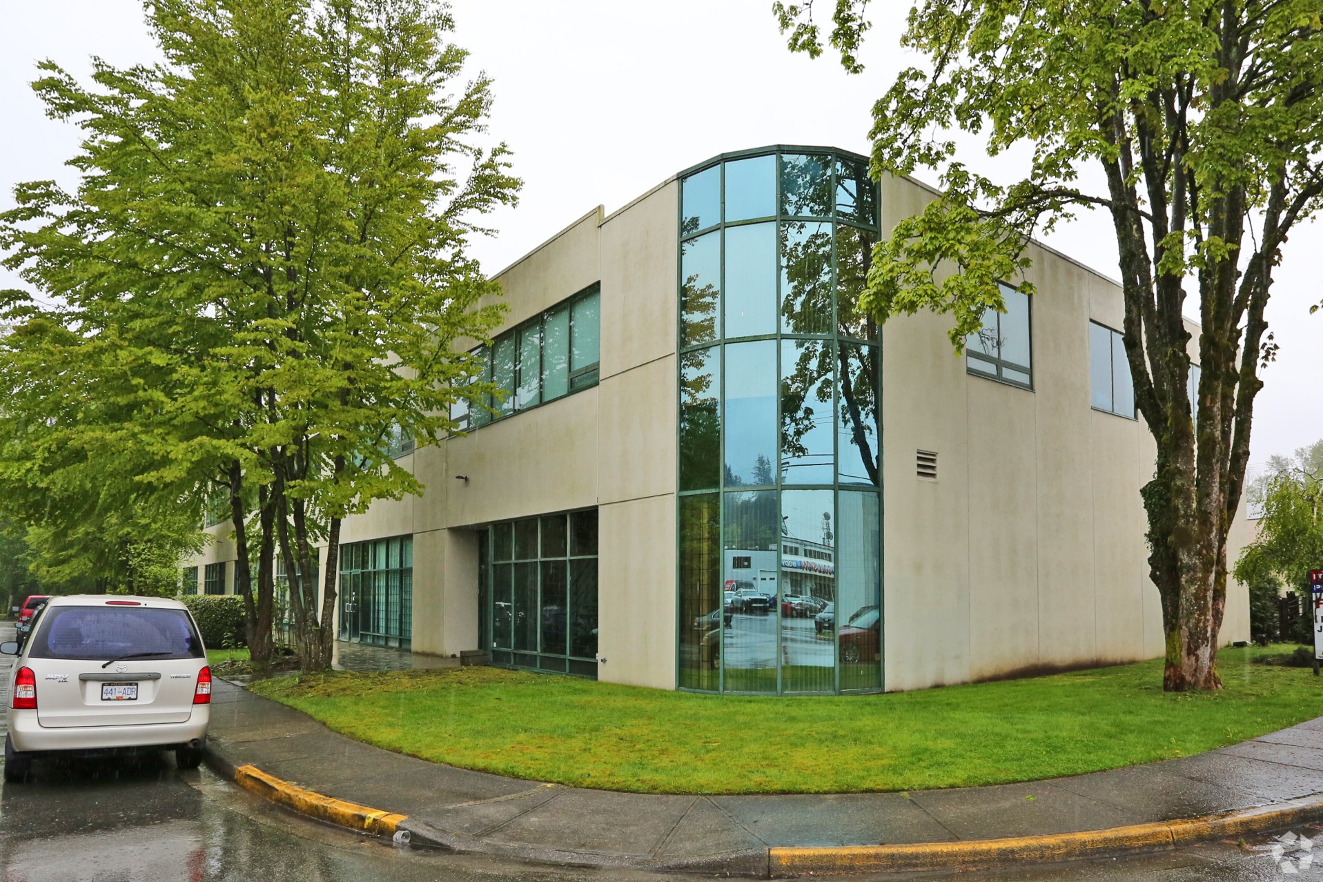 1055 W 14th St, North Vancouver District, BC for lease Primary Photo- Image 1 of 9