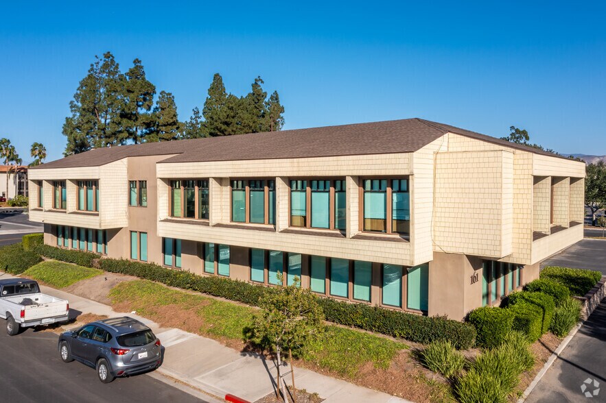 161 Fashion Ln, Tustin, CA à louer - Photo du bâtiment - Image 2 de 4