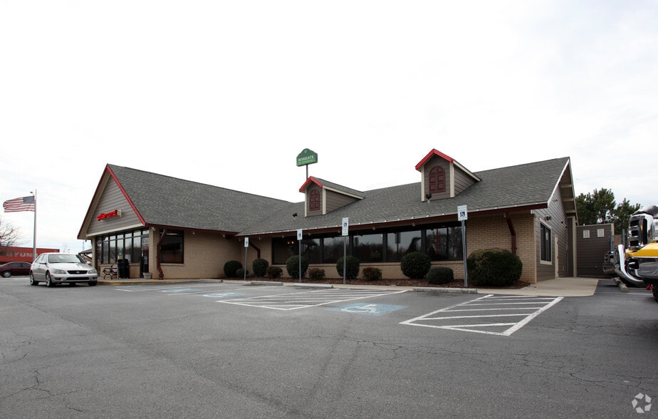 120 Gallery Center Dr, Mooresville, NC for sale - Primary Photo - Image 1 of 2