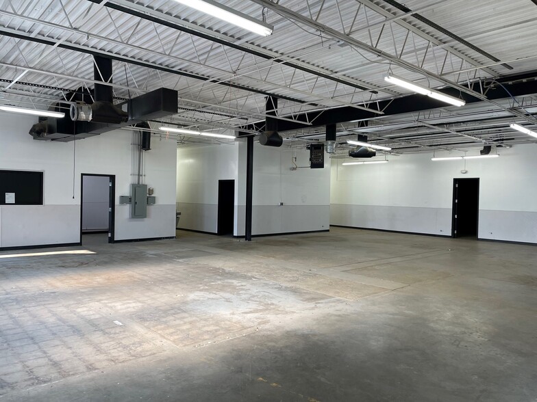 3930-3940 Holly St, Denver, CO for lease - Building Photo - Image 3 of 32