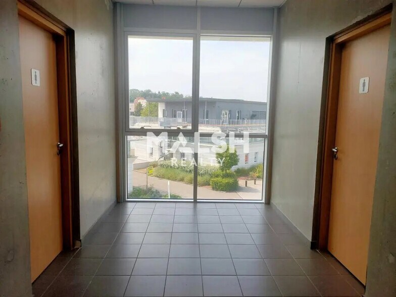 Bureau dans Bron à vendre - Hall d’entrée - Image 2 de 8