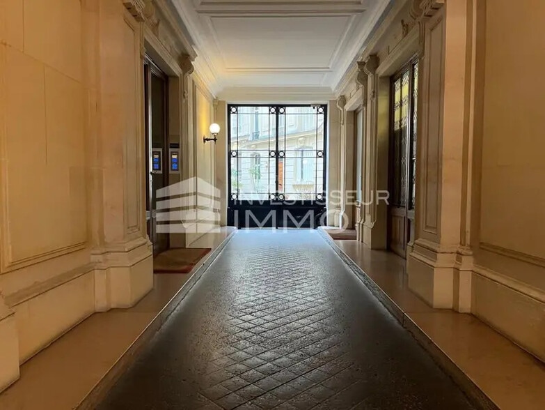 Retail in Paris for lease - Lobby - Image 2 of 10