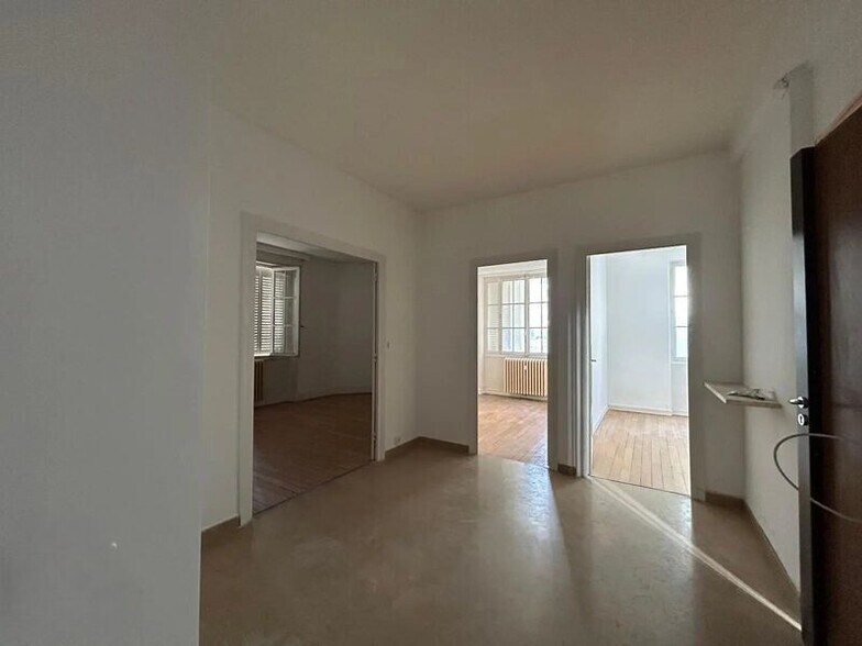 Office in Lyon for lease - Interior Photo - Image 3 of 8