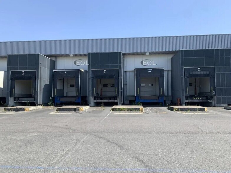 Industrial in SAINT-OUEN-L'AUMONE for lease - Building Photo - Image 2 of 16
