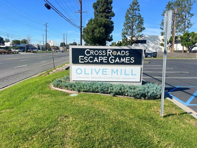 4245-4247 E La Palma Ave, Anaheim, CA for lease - Building Photo - Image 2 of 4