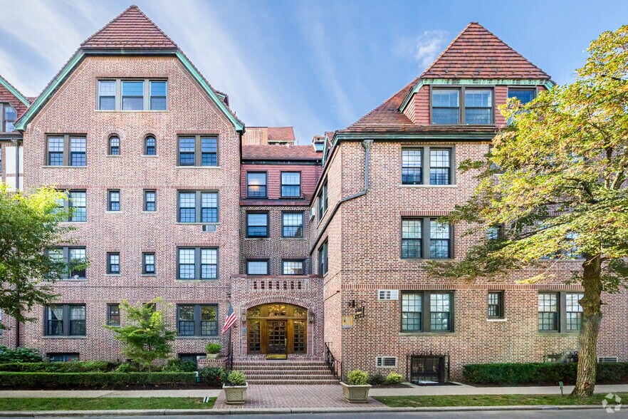 6 Burns St, Forest Hills, NY à louer - Photo du bâtiment - Image 1 de 14