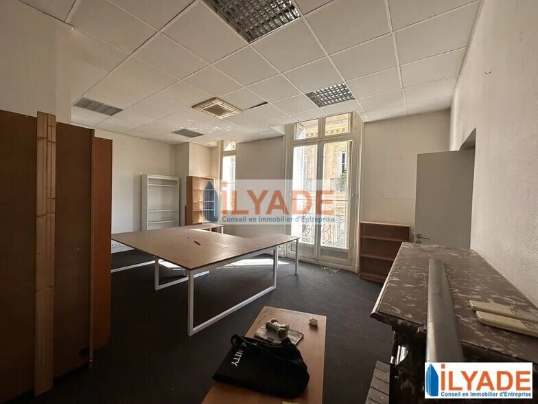 7 Square Stalingrad, Marseille for lease - Interior Photo - Image 2 of 4